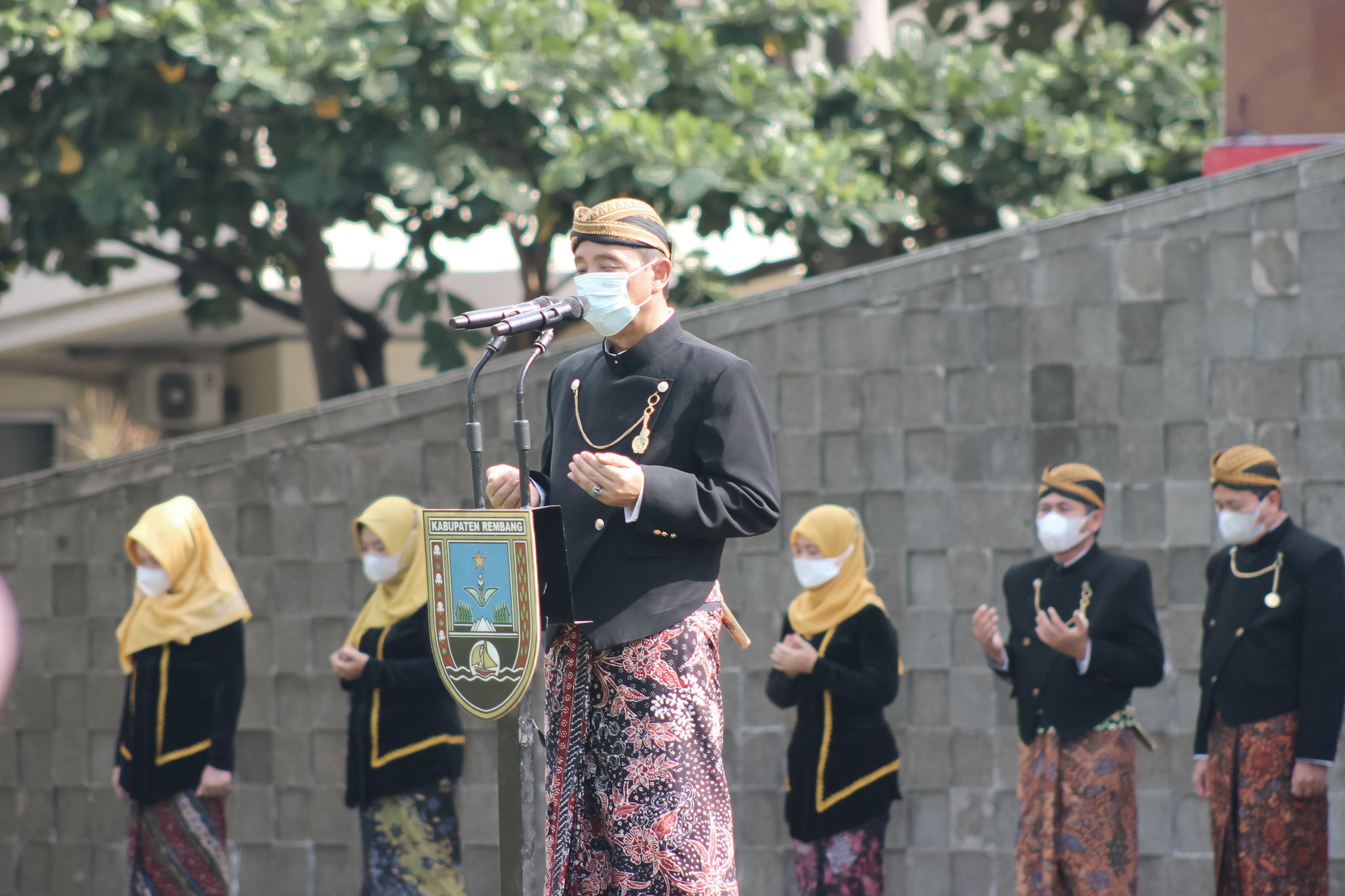 Bupati Rembang Abdul Hafidz sebagai Pembina Upacara