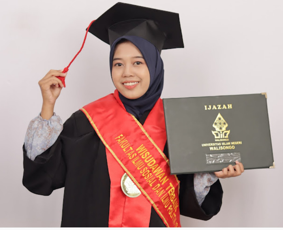 Miftahul Jannah, Penerima Beasiswa Dikti Rembang, Dinobatkan sebagai Wisudawan Terbaik FISIP UIN Walisongo